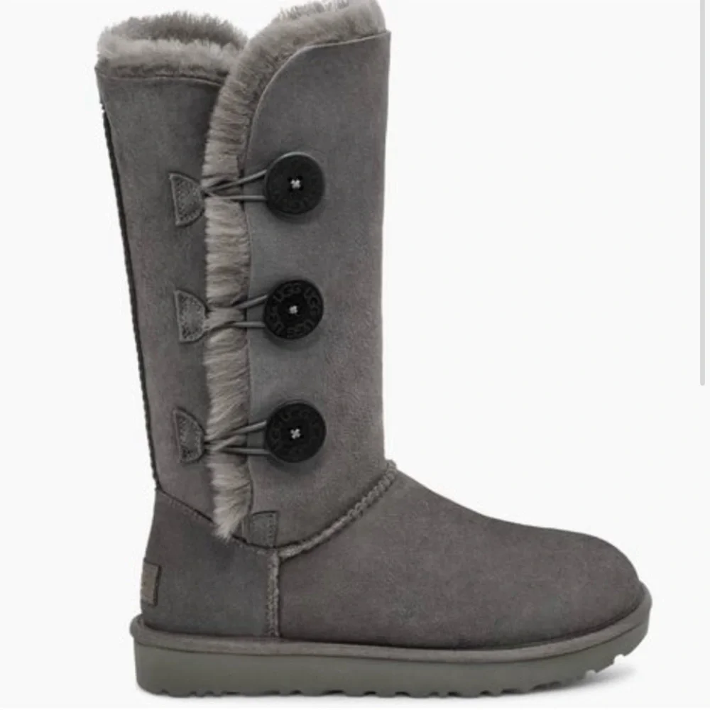 UGG Bailey Triple Button Grey - Picture 1 of 8